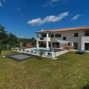 Fluggi Near Labin Santalezi